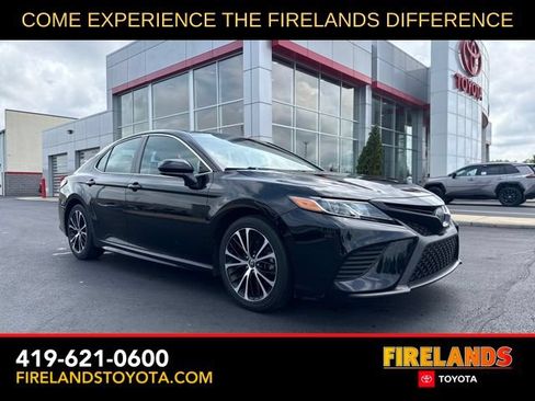 Used 2019 Toyota Camry SE FWD image 1