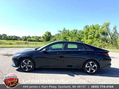 Used 2022 Hyundai Elantra Limited w/ Preferred Accessory Package FWD image 2