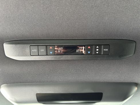 Used 2025 Toyota Sienna Limited image 22