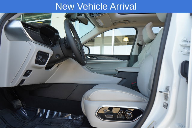 Used 2022 Jeep Grand Cherokee Overland w/ Luxury Tech Group IV AWD/4WD image 25