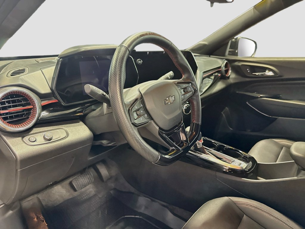 Used 2025 Chevrolet Trax RS w/ Sunroof Package FWD image 9