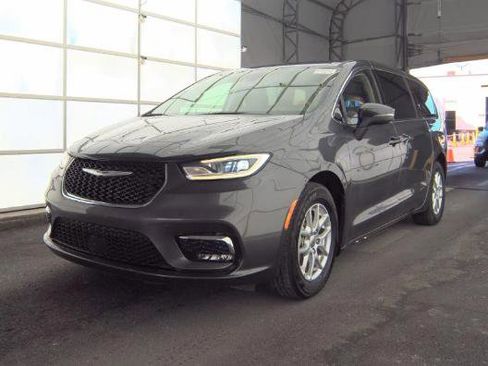 Used 2023 Chrysler Pacifica Touring-L image 1