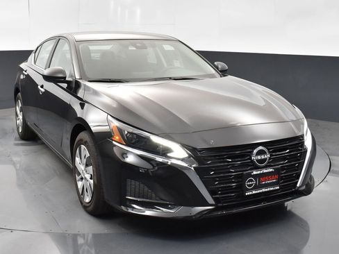 Used 2025 Nissan Altima 2.5 S image 2