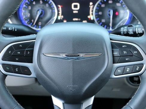 Used 2023 Chrysler Pacifica Touring-L FWD image 23