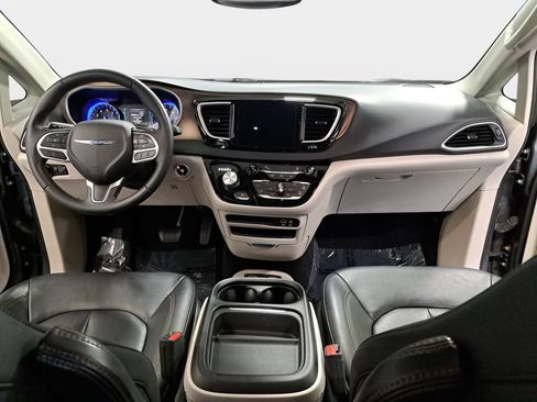 Used 2017 Chrysler Pacifica Touring-L FWD image 10