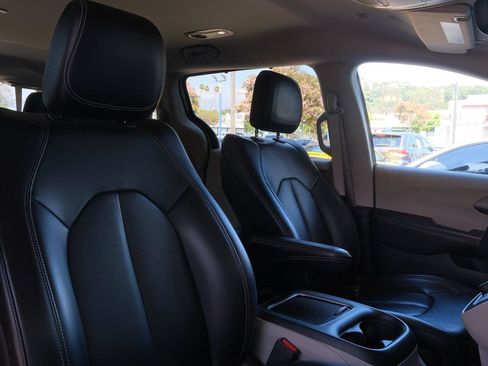 Used 2023 Chrysler Pacifica Touring-L FWD image 30