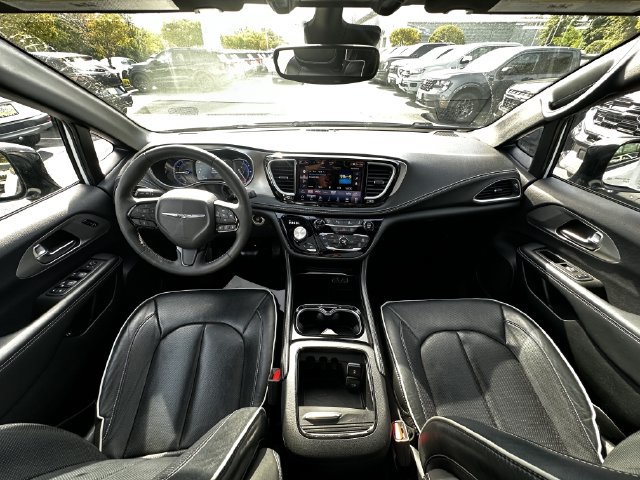 Used 2024 Chrysler Pacifica Premium FWD image 16