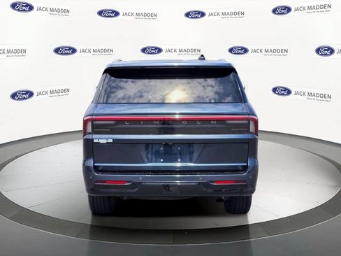 Used 2025 Lincoln Navigator Reserve AWD/4WD image 4