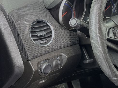 Used 2016 Chevrolet Cruze LT image 10