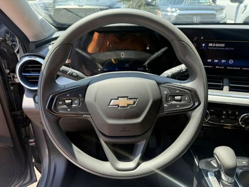 Used 2026 Chevrolet Trax LT FWD image 5