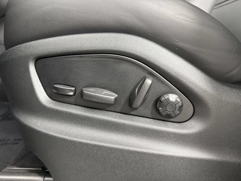 Used 2025 Porsche Cayenne S AWD/4WD image 40