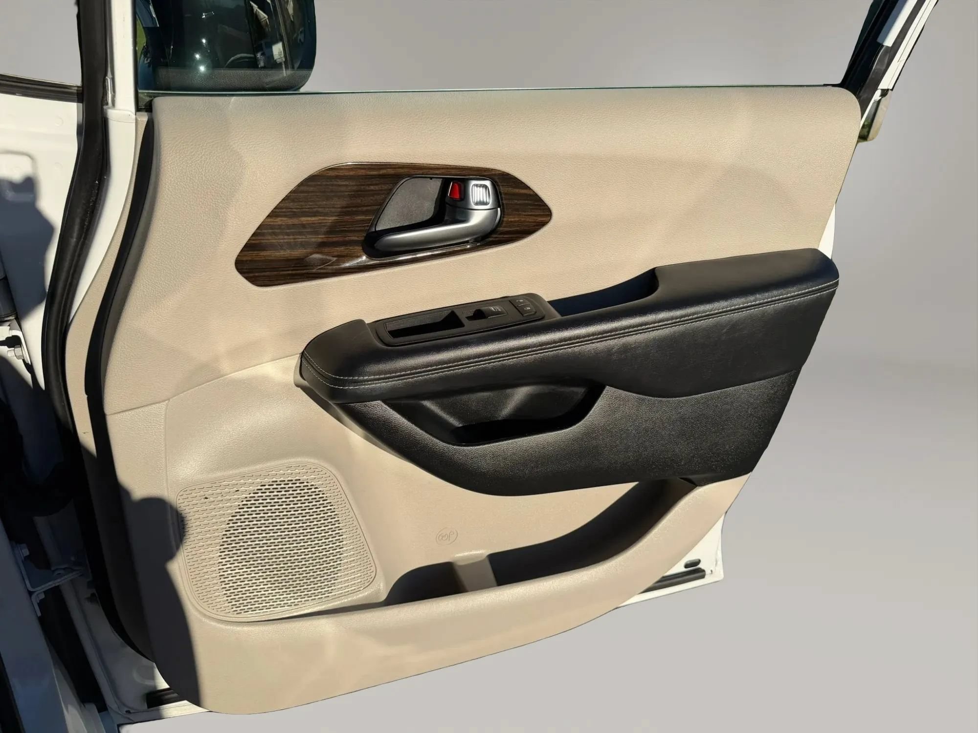Used 2023 Chrysler Pacifica Limited w/ Uconnect Theater Family Group FWD image 55