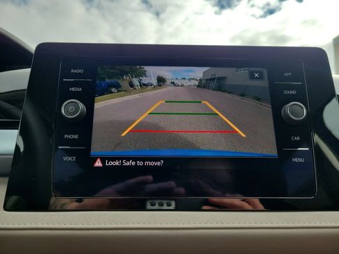 Certified 2025 Volkswagen Taos SE w/ Panoramic Sunroof Package image 22