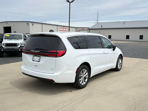 New 2026 Chrysler Pacifica Select AWD/4WD image 7