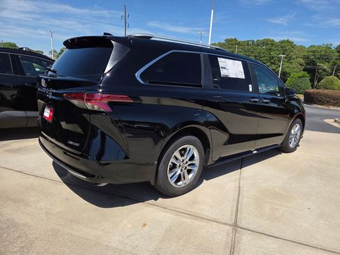 New 2026 Toyota Sienna Limited FWD image 13