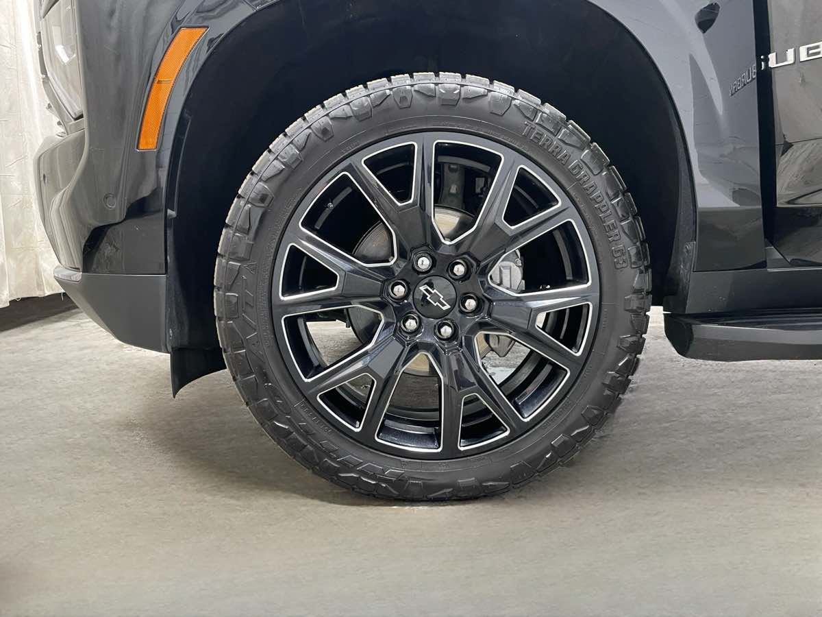 Used 2025 Chevrolet Suburban LT w/ Comfort Package AWD/4WD image 6