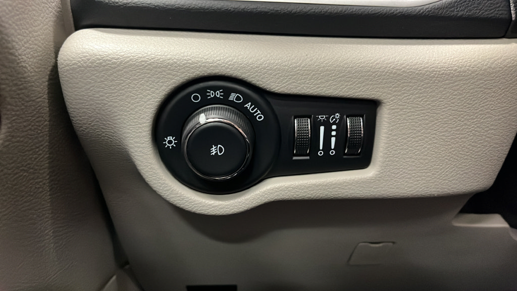 Used 2024 Chrysler Pacifica Touring-L FWD image 32