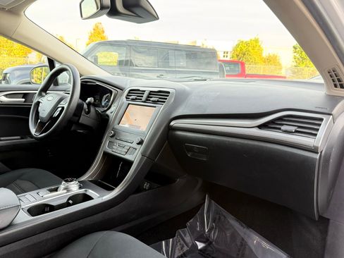 Used 2020 Ford Fusion SE FWD image 21