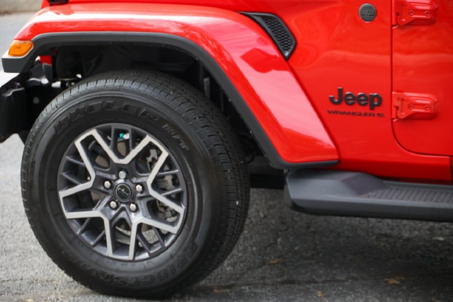 Used 2026 Jeep Wrangler Unlimited Sahara AWD/4WD image 25