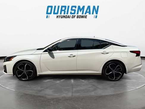 Used 2024 Nissan Altima 2.5 SR w/ SR Premium Package FWD image 3