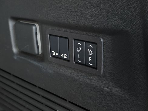 Used 2024 GMC Yukon AT4 w/ Technology Package image 8