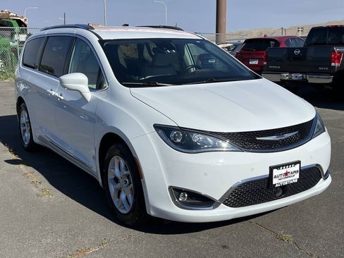Used 2020 Chrysler Pacifica Touring-L w/ Tire & Wheel Group FWD image 6