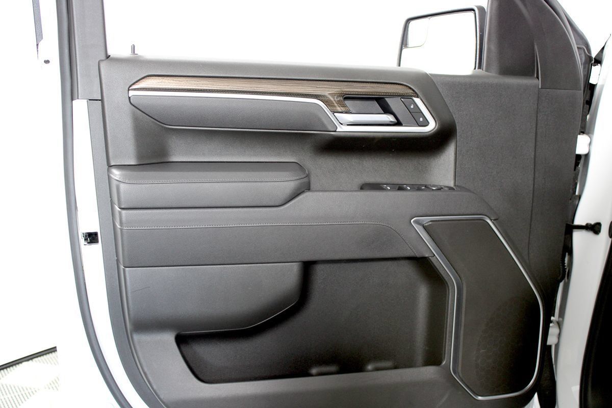 Used 2025 Chevrolet Silverado 1500 LT AWD/4WD image 4