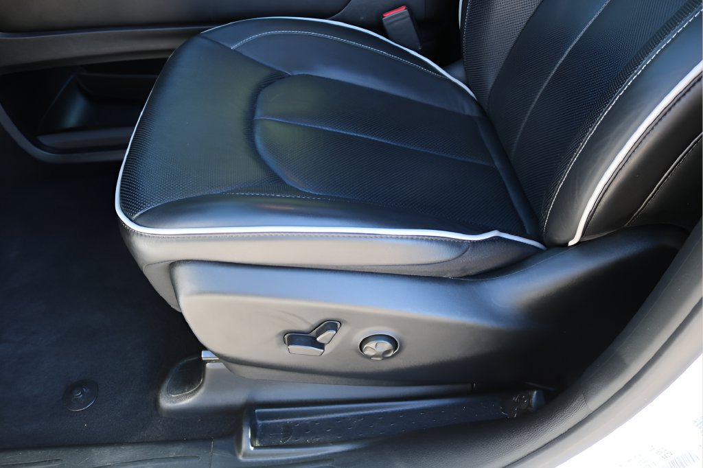 Used 2026 Chrysler Pacifica Limited FWD image 13