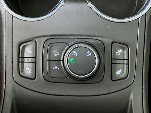 Used 2024 GMC Terrain SLT image 25