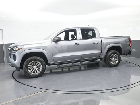 Used 2025 Chevrolet Colorado LT RWD image 2