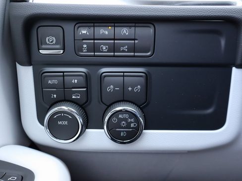 New 2025 Chevrolet Suburban Premier image 17