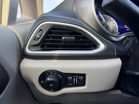 Used 2024 Chrysler Pacifica Touring-L image 21