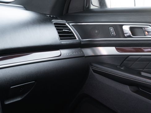 Used 2019 Ford Explorer Platinum image 17