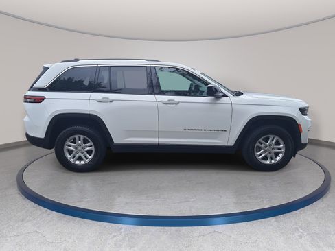 Used 2023 Jeep Grand Cherokee Laredo AWD/4WD image 4