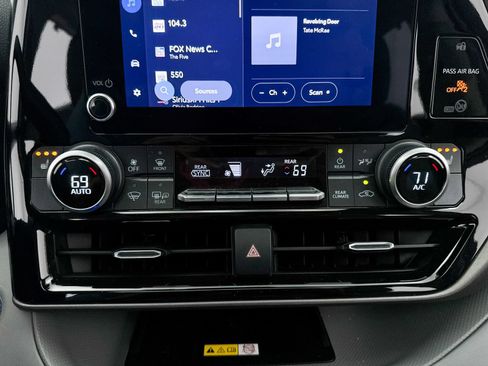 Used 2023 Toyota Highlander XLE FWD image 24