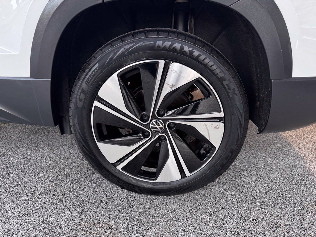 Used 2025 Volkswagen Taos SE AWD/4WD image 13