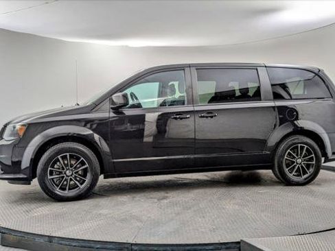 Used 2018 Dodge Grand Caravan SE image 3