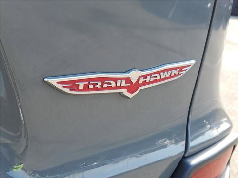 Used 2022 Jeep Cherokee Trailhawk image 8