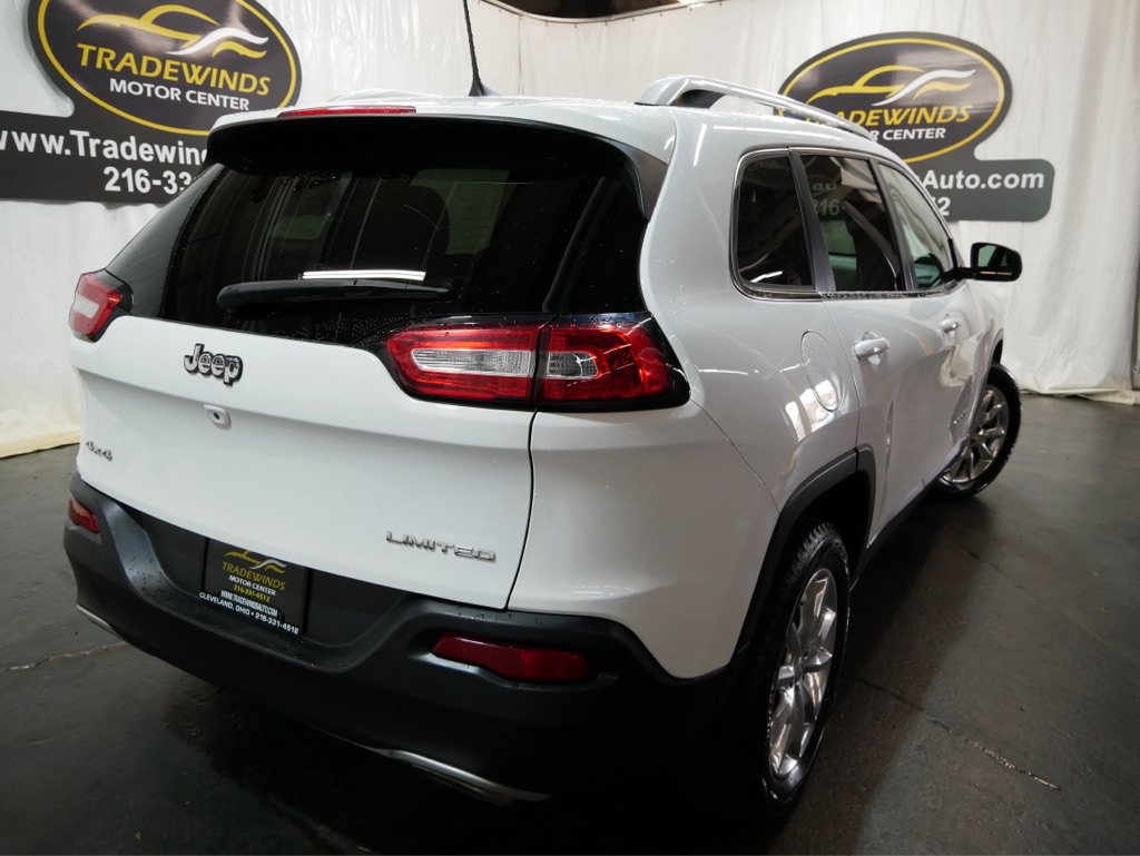 Used 2019 Jeep Cherokee Latitude Plus w/ Comfort/Convenience Group AWD/4WD image 40