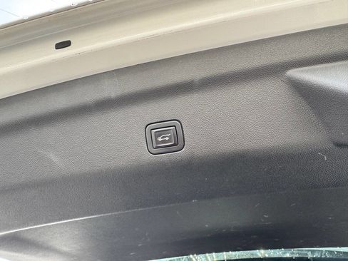 Used 2021 GMC Yukon Denali w/ Denali Premium Package image 8