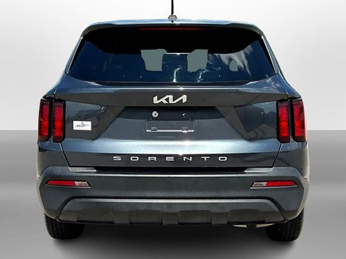 Used 2022 Kia Sorento LX image 4