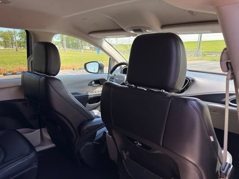 Used 2023 Chrysler Pacifica Touring-L FWD image 29