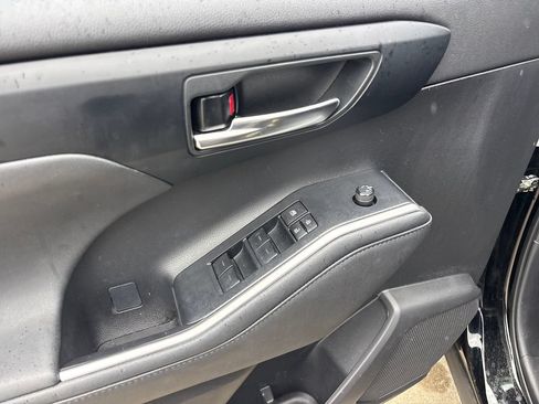 Used 2023 Toyota Highlander XLE FWD image 17