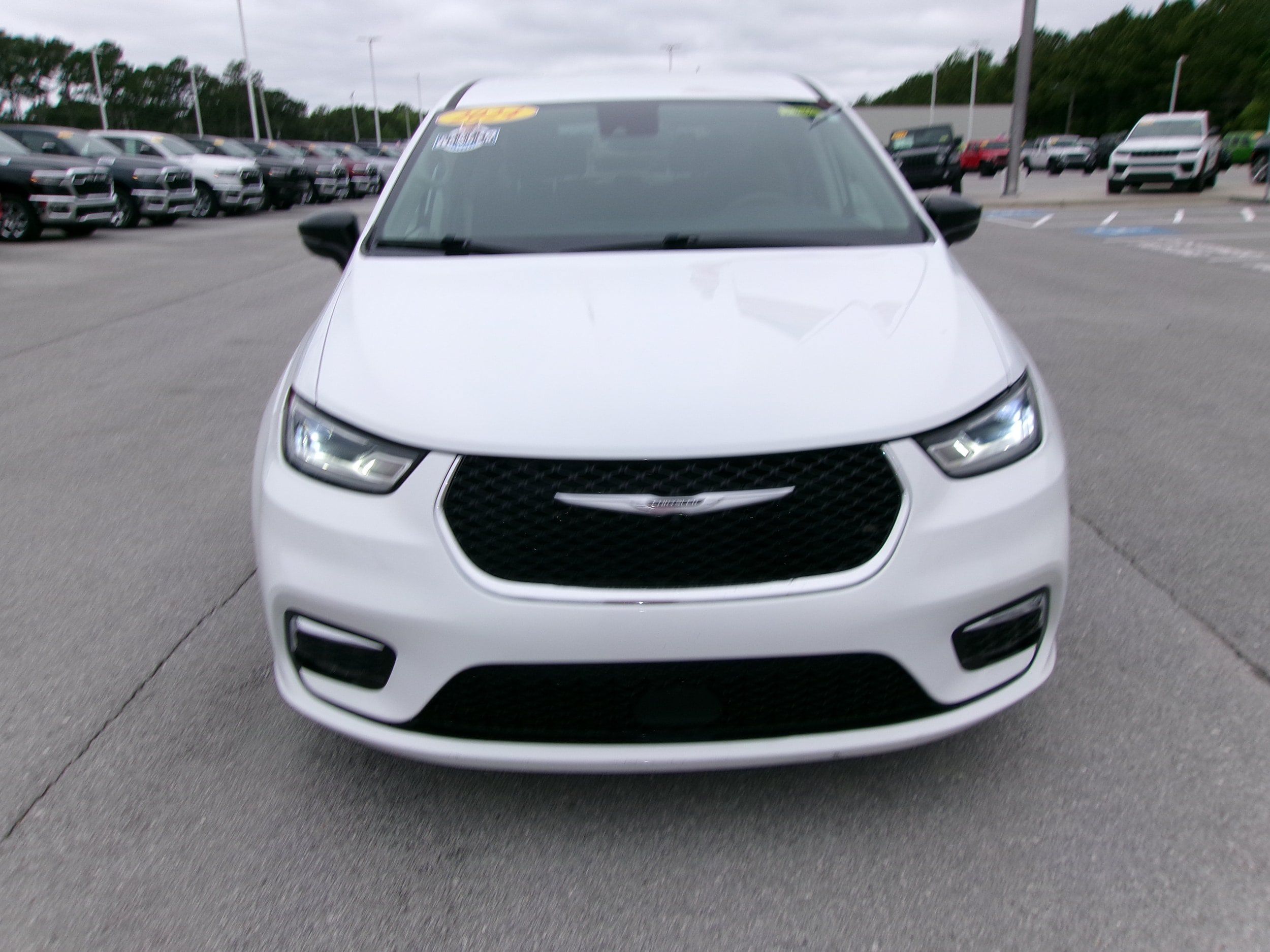 Used 2024 Chrysler Pacifica Touring-L FWD image 5