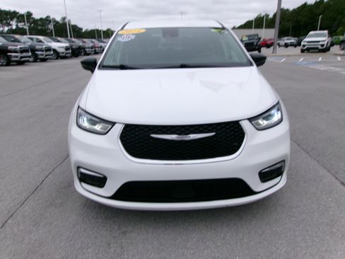 Used 2024 Chrysler Pacifica Touring-L FWD image 5