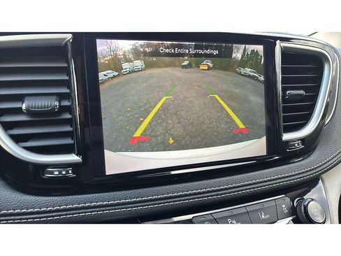 Used 2024 Chrysler Pacifica Touring-L image 17