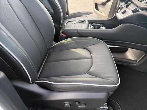 New 2026 Chrysler Pacifica Limited image 17