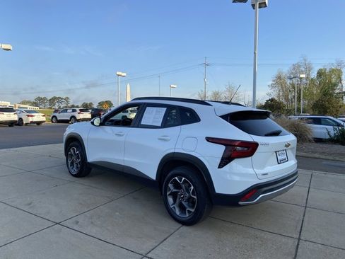 Used 2024 Chevrolet Trax LT image 8