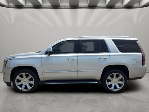 Used 2019 Cadillac Escalade Luxury AWD/4WD image 2