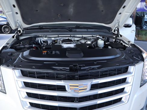 Used 2015 Cadillac Escalade Premium image 37